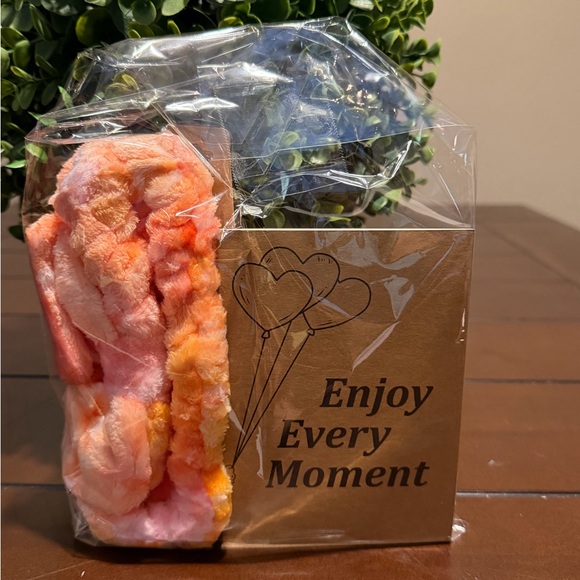 Beauty Bag NWT. BUNDLE - Picture 2 of 2